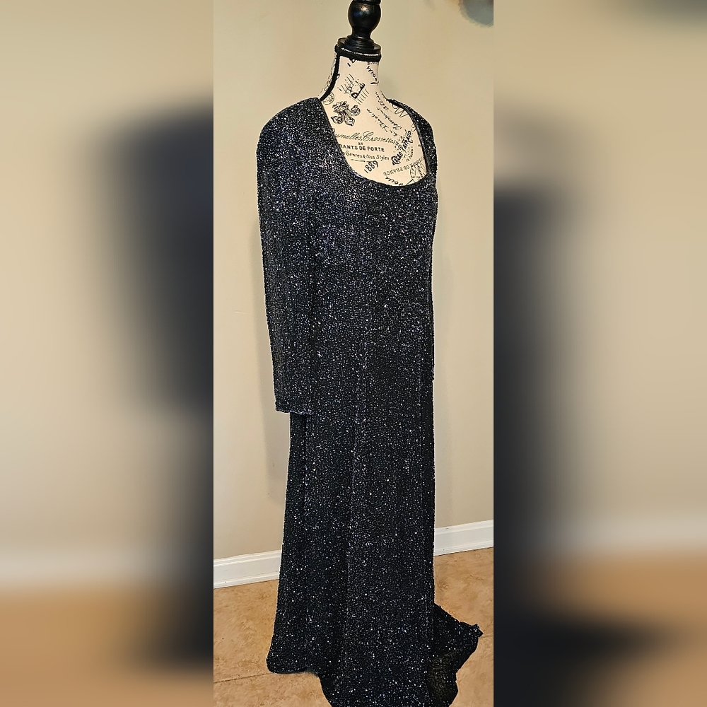 STUNNING SEQUINED EVENING GOWN!! 😍 😍